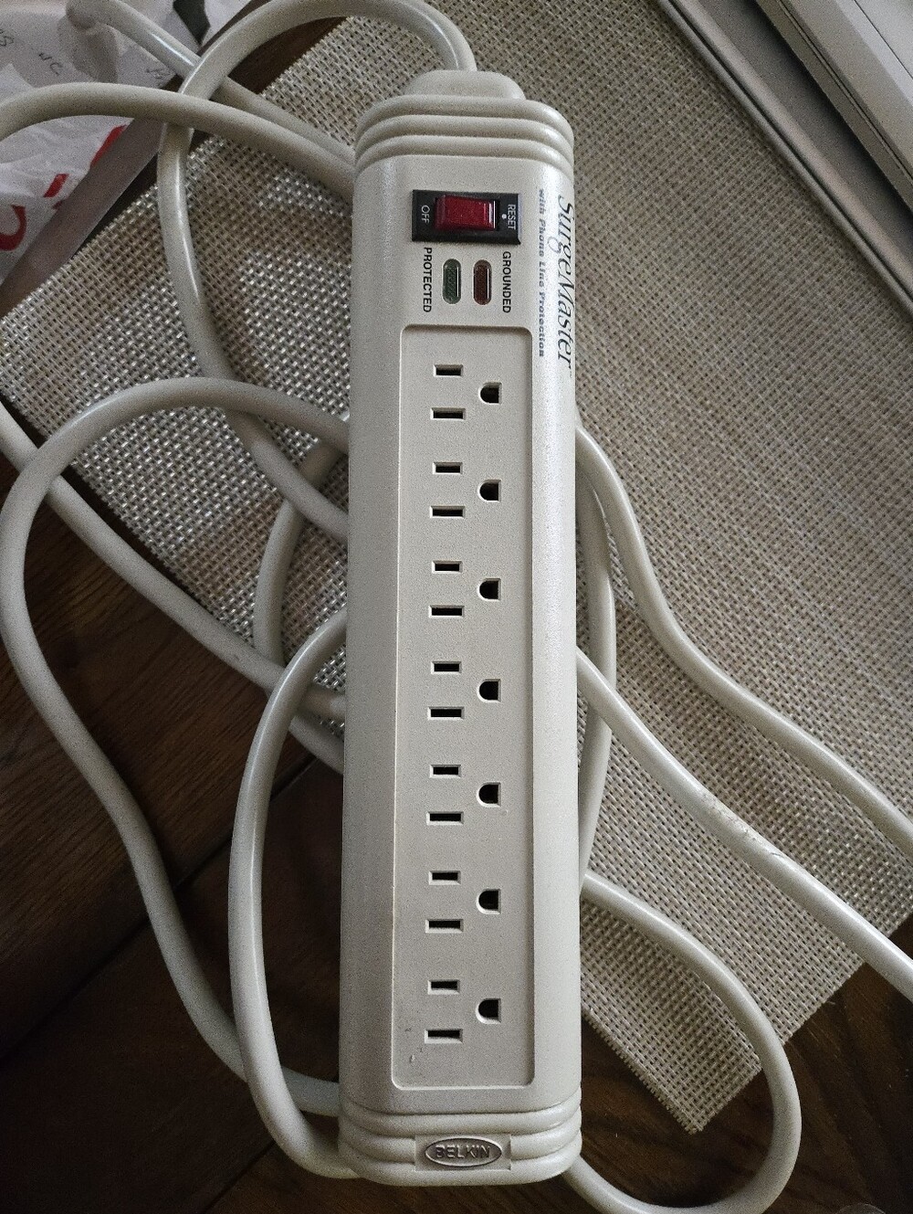 BELKIN SurgeMaster 7-Outlet Surge Protector Strip in Off-White